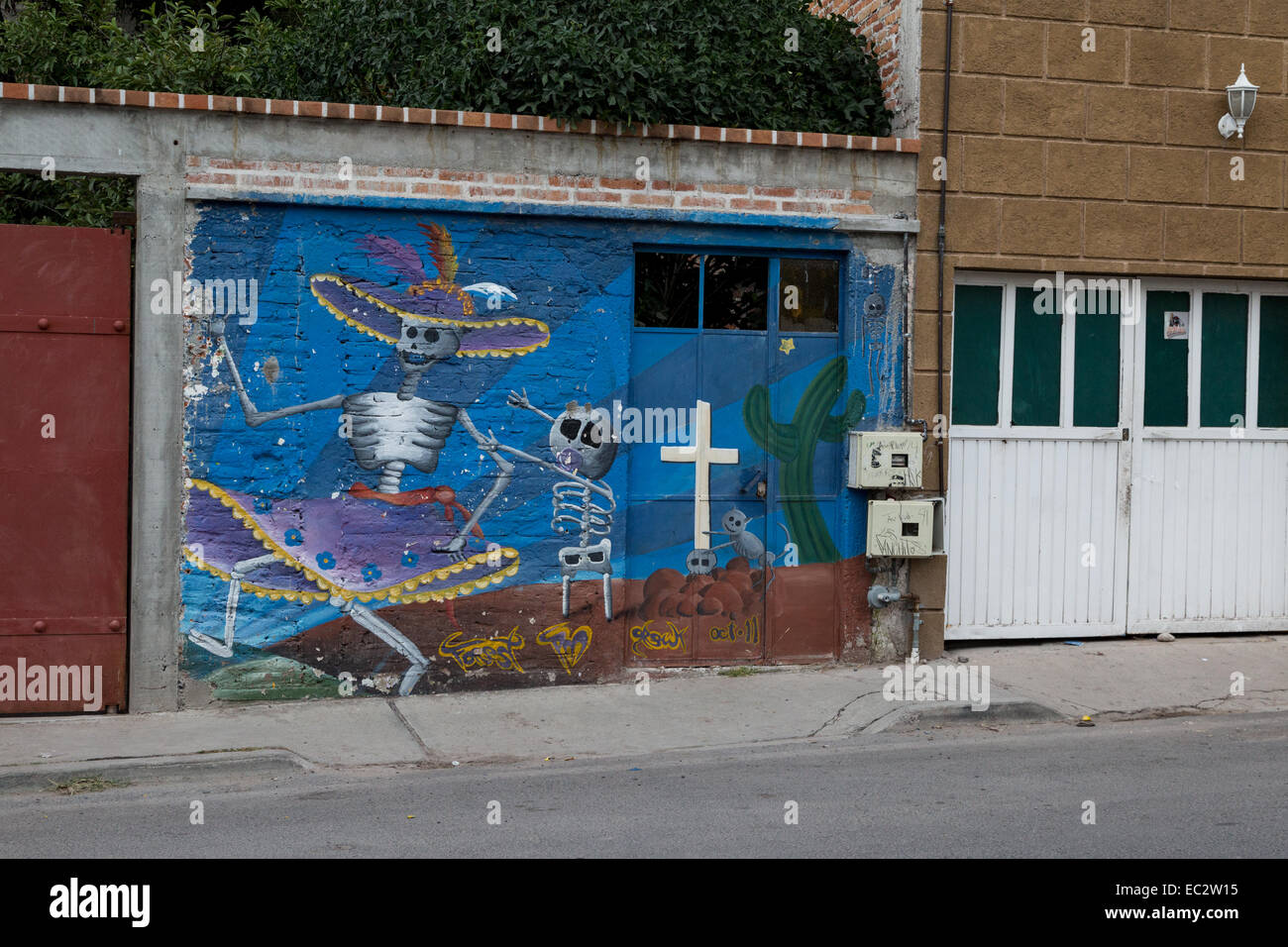Urbane Kunst Darstellung einer Mutter la Catrina und Sohn Skelett in der spanischen Kolonialstadt von Santiago de Querétaro, Mexiko Stockfoto