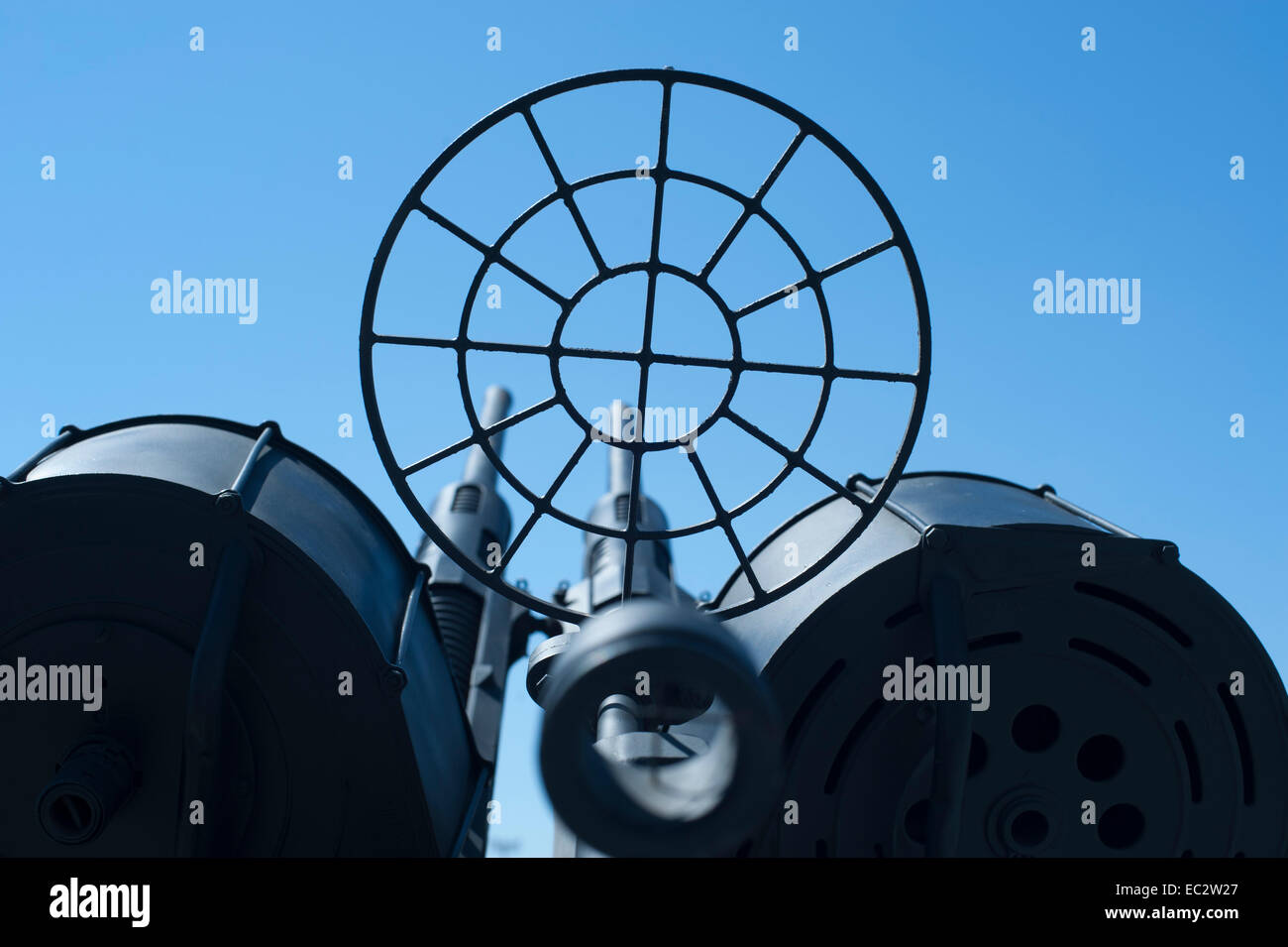 Anti Aircraft Gun und blauer Himmel Stockfoto