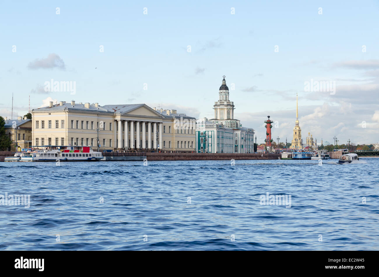 Blick auf St. Petersburg und Newa Fluss am Abend Stockfoto