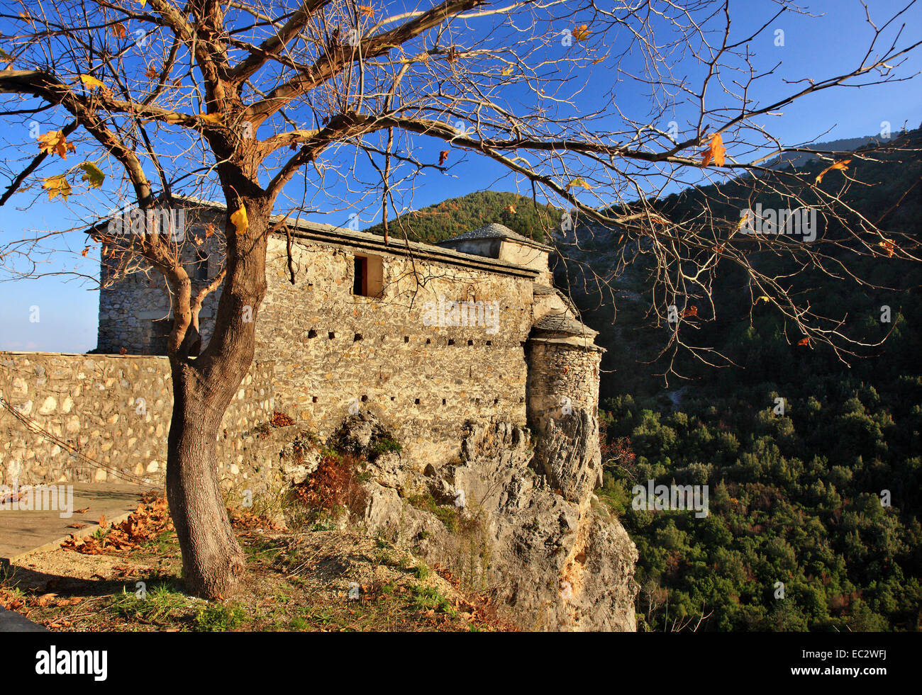 Die Kirche der verlassenen Kloster Agia Triada, schwebt über einer Klippe, an den Hängen des Olymp, Pieria, Griechenland. Stockfoto