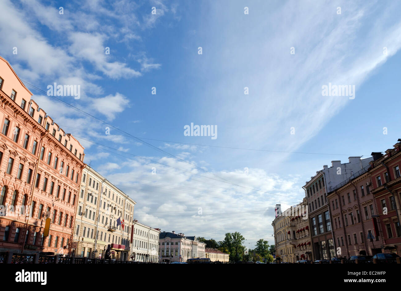 Farbe-Gebäude im blauen Himmelshintergrund in Sankt-Petersburg. Stockfoto