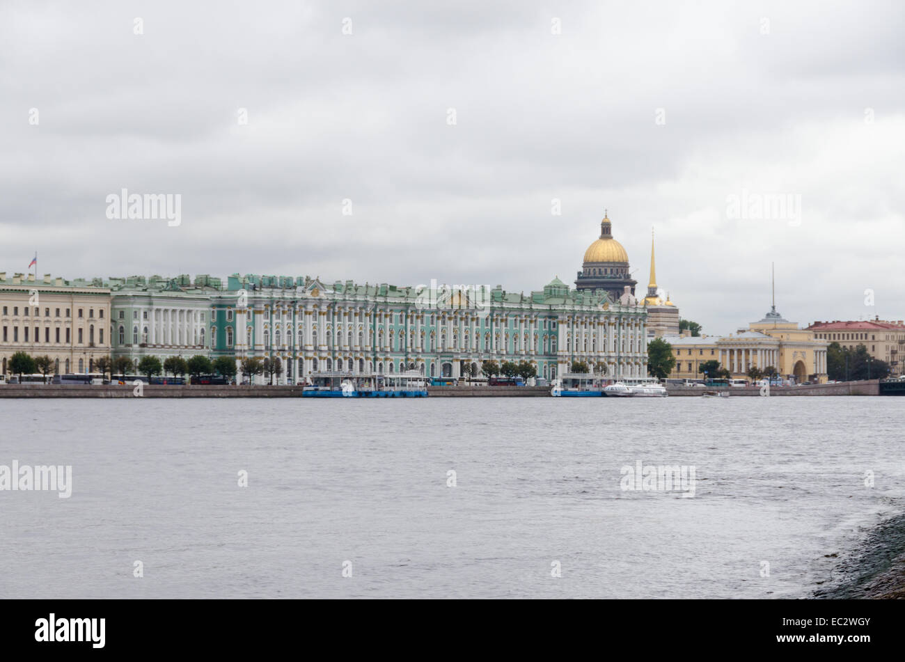 Blick auf St. Petersburg und Newa Fluss am Abend Stockfoto