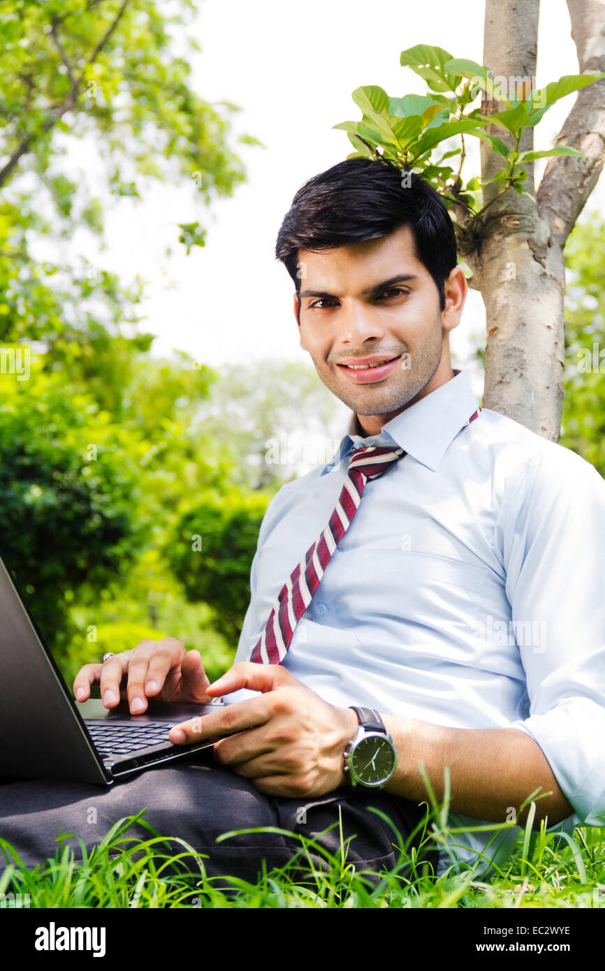 indische Geschäftsmann Park Laptop arbeiten Stockfoto