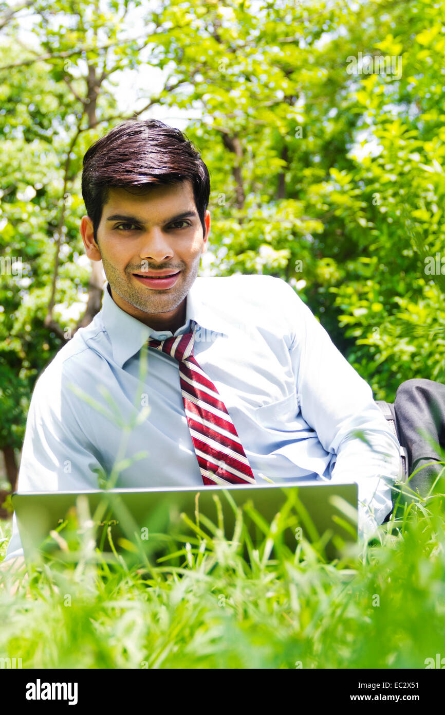 indische Geschäftsmann Park Laptop arbeiten Stockfoto