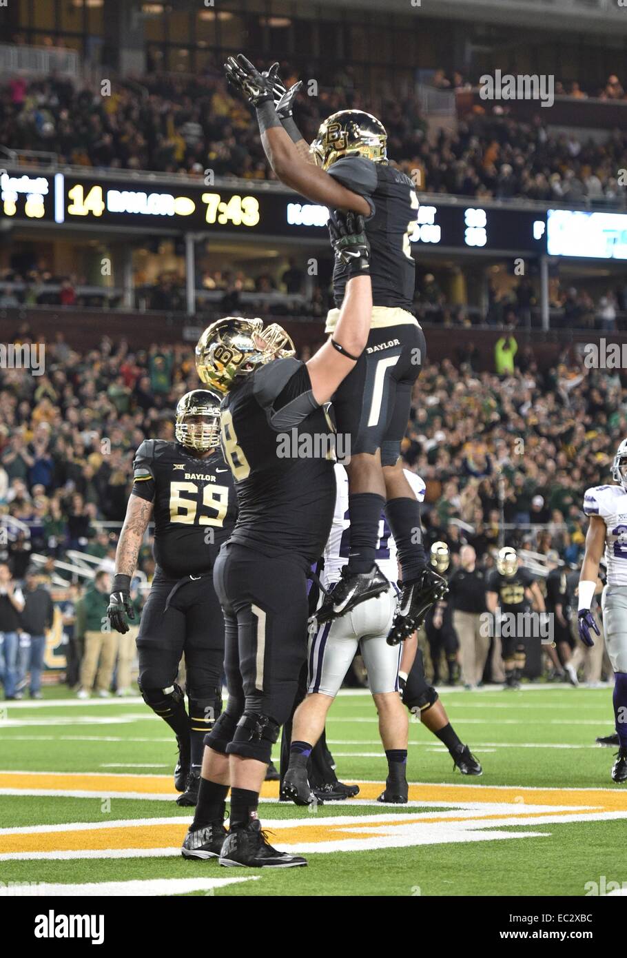 Baylor Bears Runningback Johnny Jefferson (2) trägt den Ball wie er in die Endzone, taucht wie er mit seinem Teamkollegen Baylor Bears beleidigender Gerät Spencer Drango (58) in der NCAA Football-Spiel zwischen der Kansas State Wildcats und Baylor Bears Samstag, 6. Dezember 2014, McLane-Stadion in Waco, Texas feiert. Stockfoto