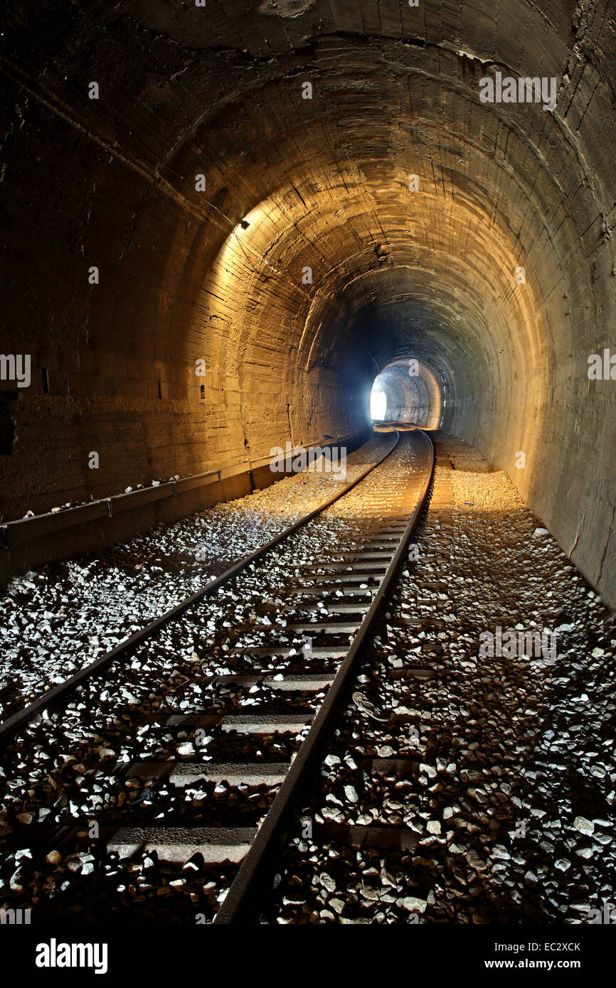 Die alte Eisenbahnlinie vorbei unter der Burg von Platamonas, Pieria, Mazedonien, Griechenland. Stockfoto