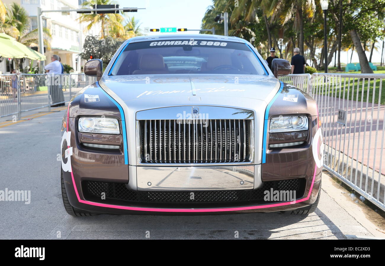 Miamis Ocean Drive ist Gastgeber für Millionen von Dollar Wert von frisierten Pferdestärke, wie ein Bevvy der exotischen Motoren Line-up in der Startaufstellung für die 2014 Gumball 3000 Rally. Dieses Jahr werden die mechanische Tiere entlang einer Route fahren, die in an stoppt ab Stockfoto