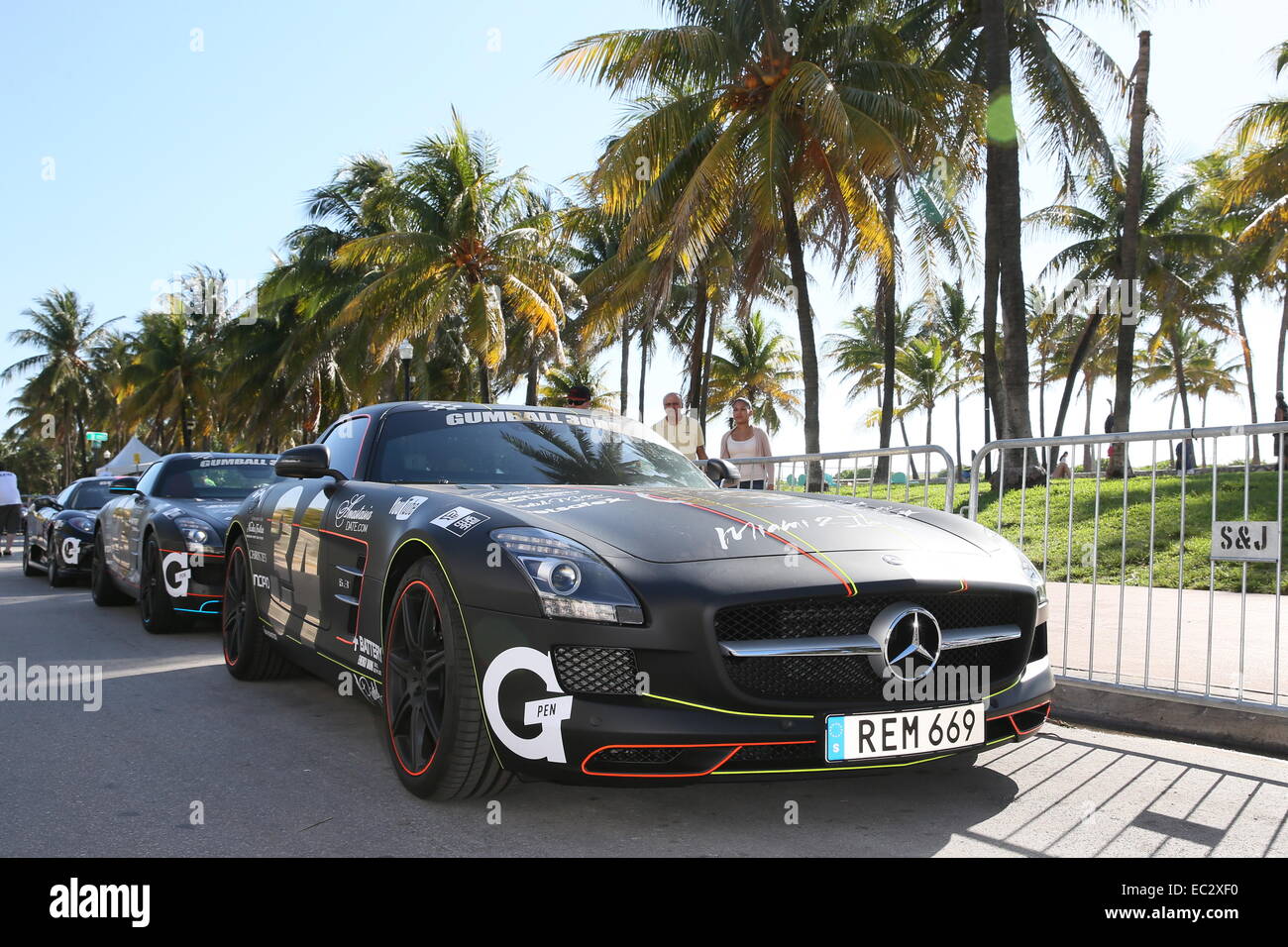 Miamis Ocean Drive ist Gastgeber für Millionen von Dollar Wert von frisierten Pferdestärke, wie ein Bevvy der exotischen Motoren Line-up in der Startaufstellung für die 2014 Gumball 3000 Rally. Dieses Jahr werden die mechanische Tiere entlang einer Route fahren, die in an stoppt ab Stockfoto