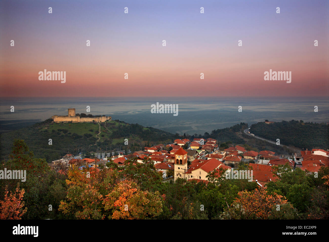 Die mittelalterliche Burg von Platamonas und Neos Panteleimonas Dorf, Pieria, Mazedonien, Griechenland. Stockfoto