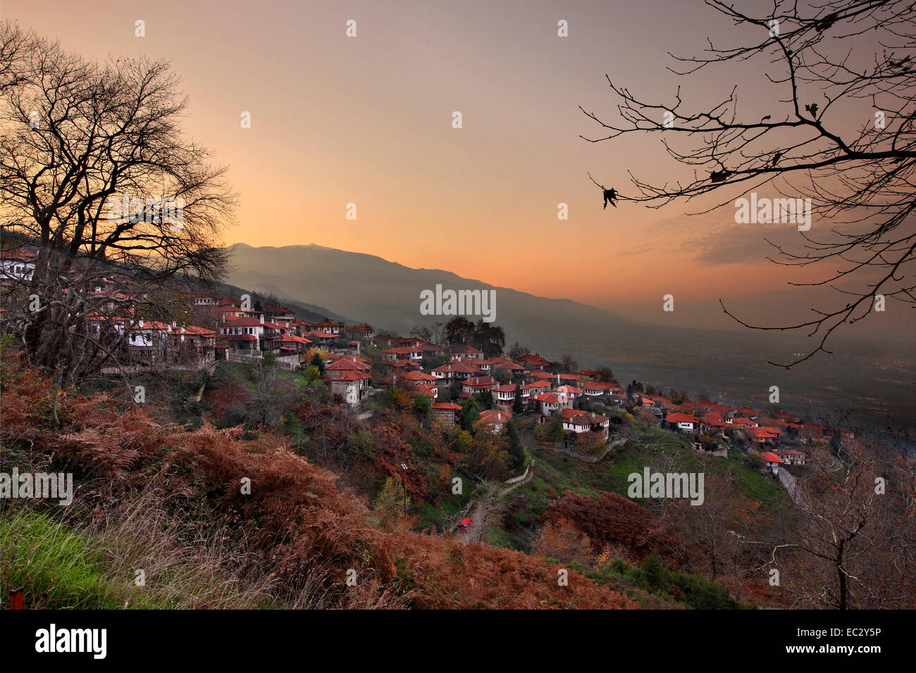 Panoramablick auf ("alten") Palaios Panteleimonas Dorf um Sonnenuntergang, Pieria, Mazedonien, Griechenland. Im Hintergrund Mt Olympus Stockfoto