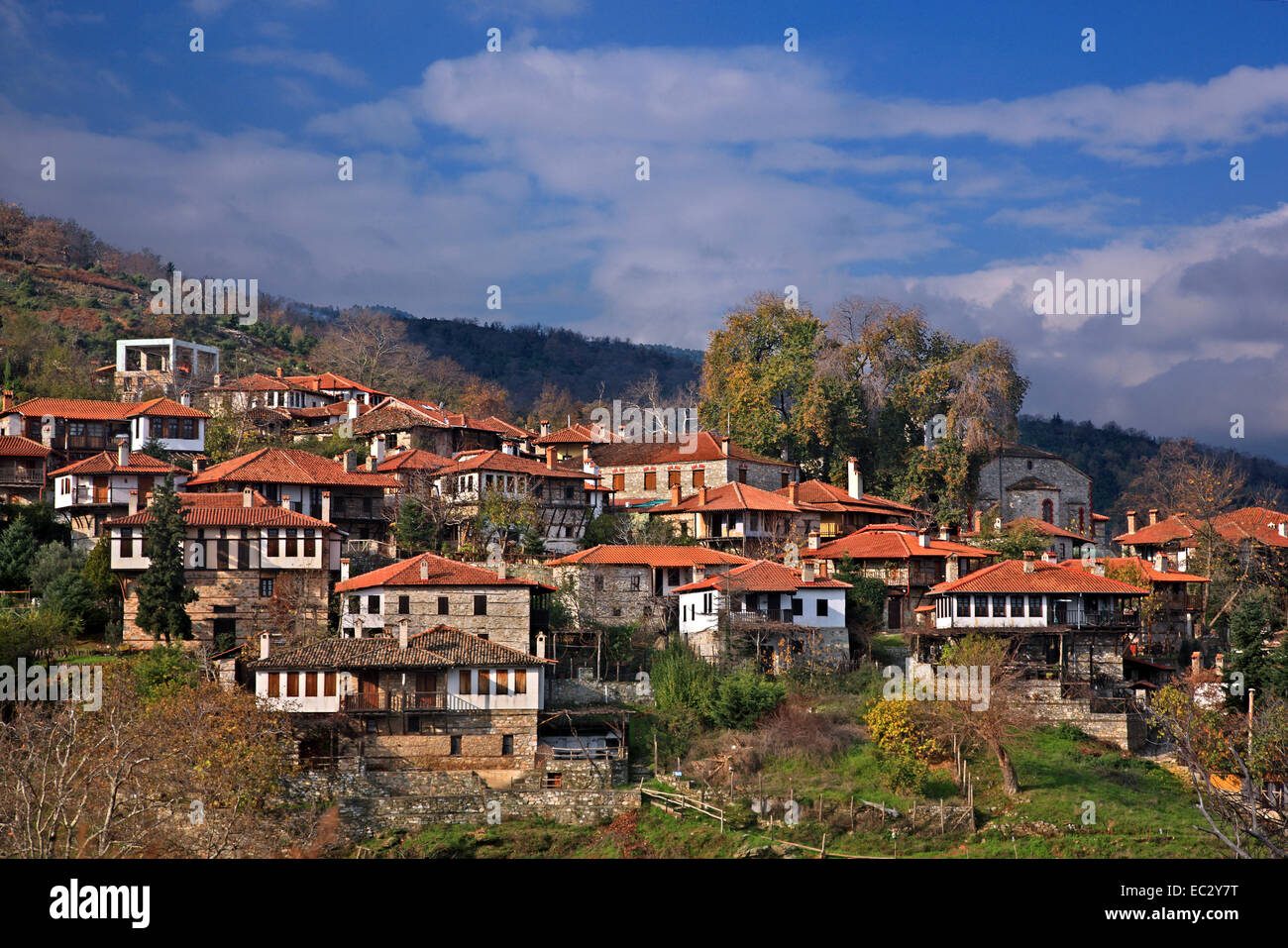 Teilansicht der ("alten") Palaios Panteleimonas Dorf, Pieria, Mazedonien, Griechenland. Im Hintergrund den Olymp Stockfoto
