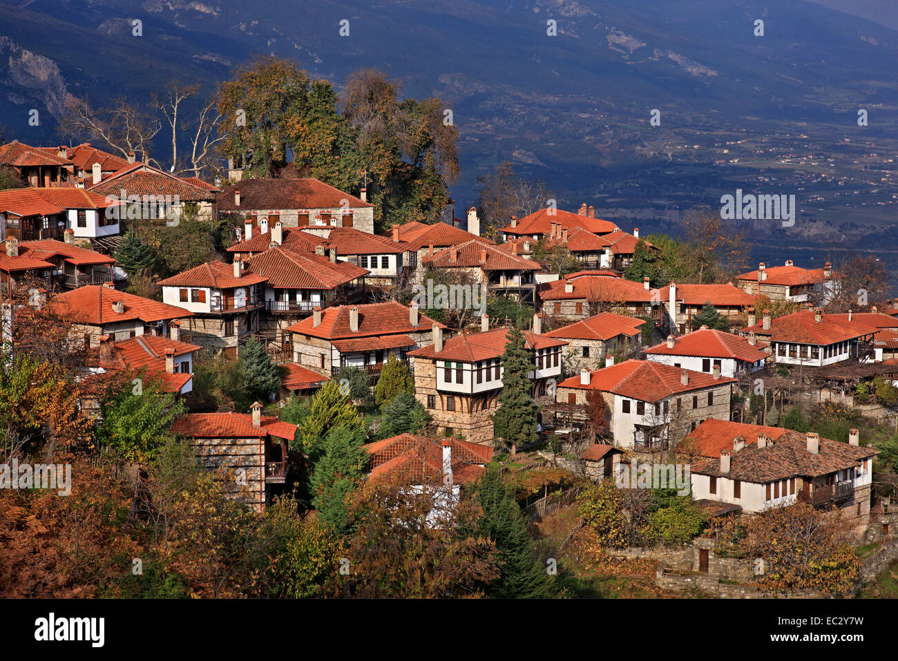 Teilansicht der ("alten") Palaios Panteleimonas Dorf, Pieria, Mazedonien, Griechenland. Im Hintergrund den Olymp Stockfoto