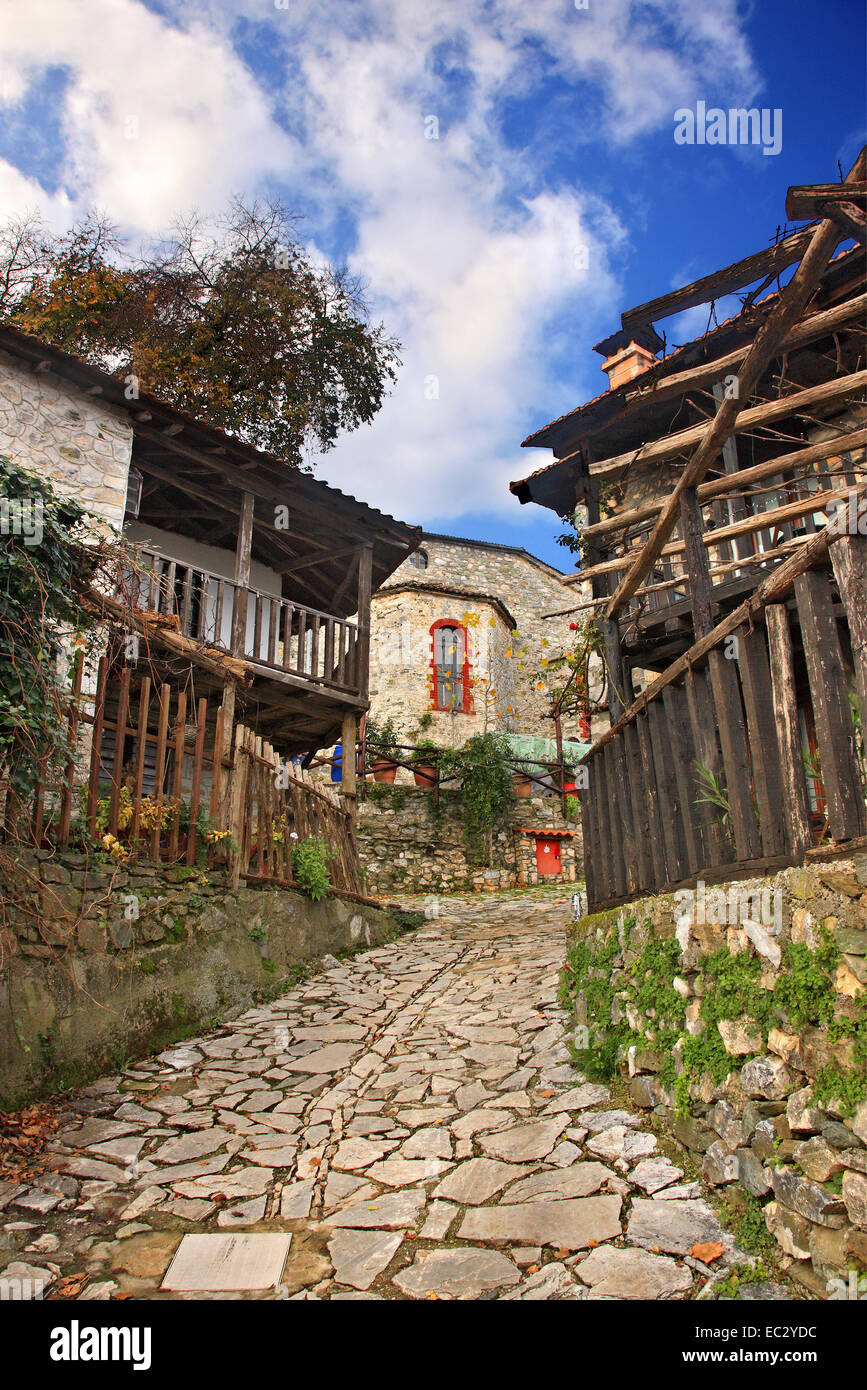 Malerische Gasse und traditionelle Häuser an ("alten") Palaios Panteleimonas Dorf, Pieria, Mazedonien, Griechenland. Stockfoto