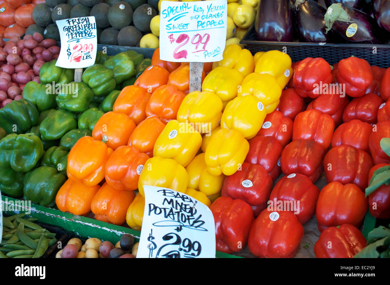 Paprika, rot, grün, gelb und Orange zum Verkauf auf Markt. Stockfoto