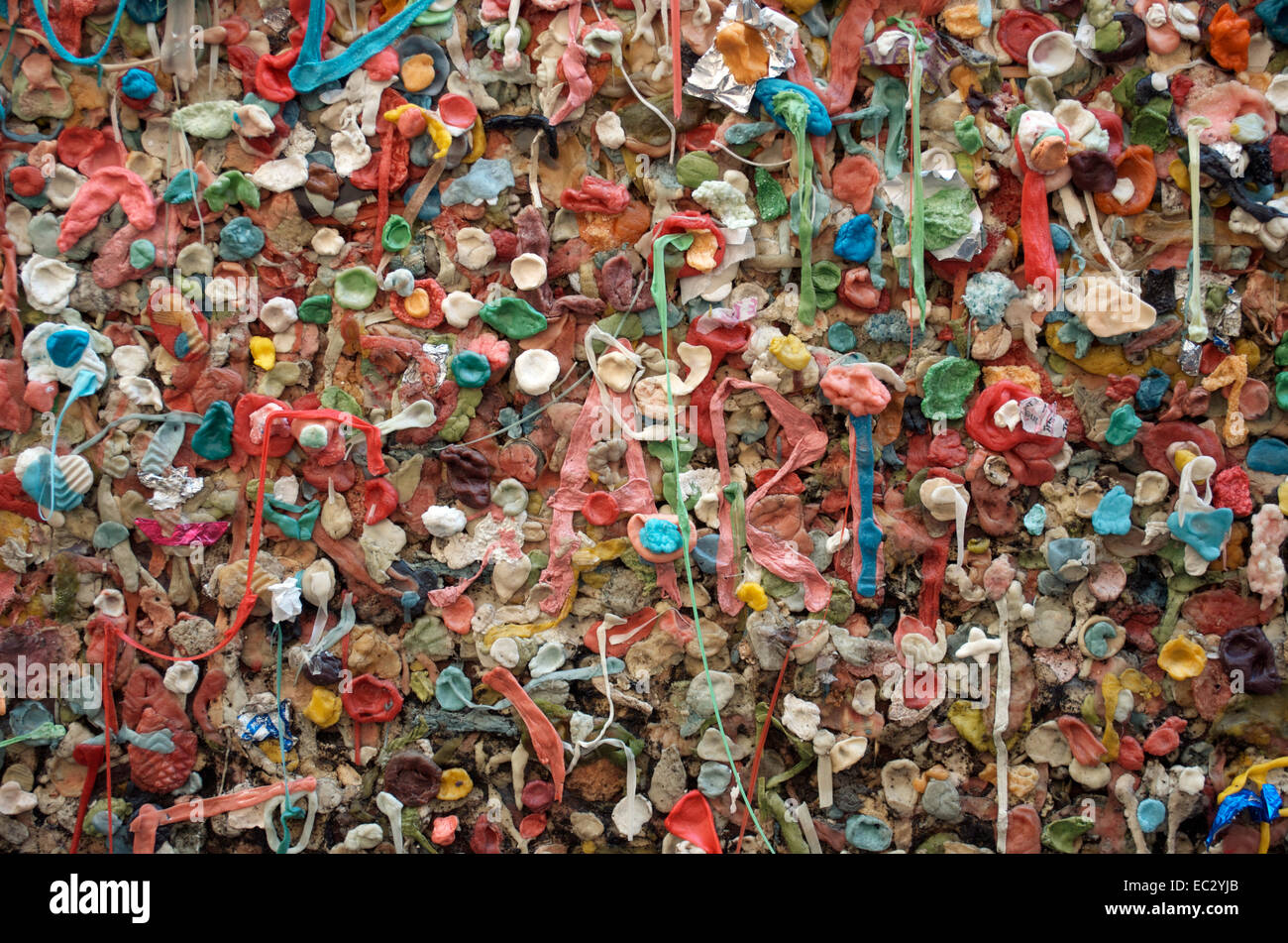 Verschiedenen verworfen, Gum fest an einer Wand in Seattle verwendet. Stockfoto