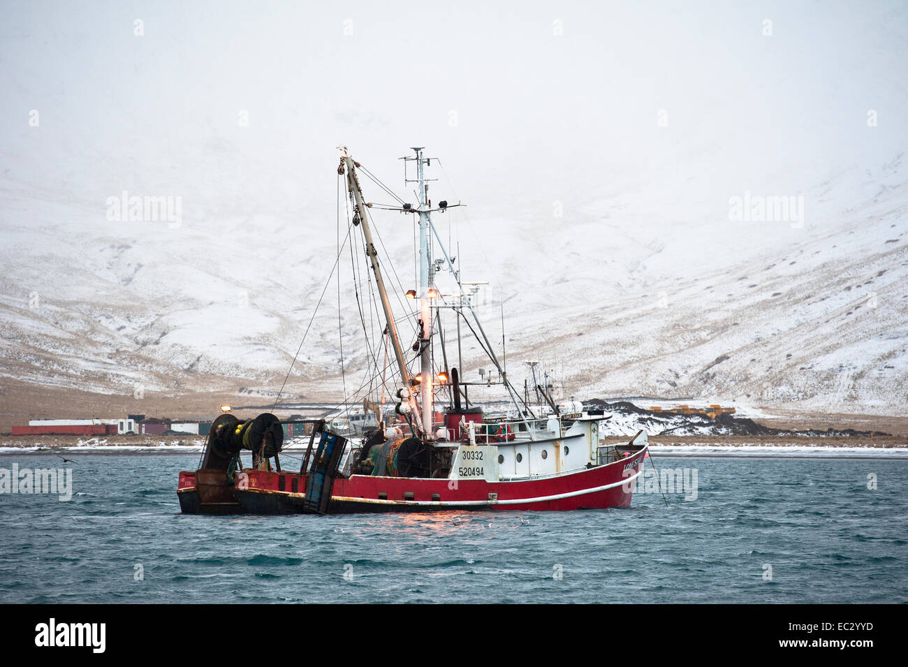 Kommerzielle Fischereifahrzeug in Akutan Harbor, Alaska Stockfoto