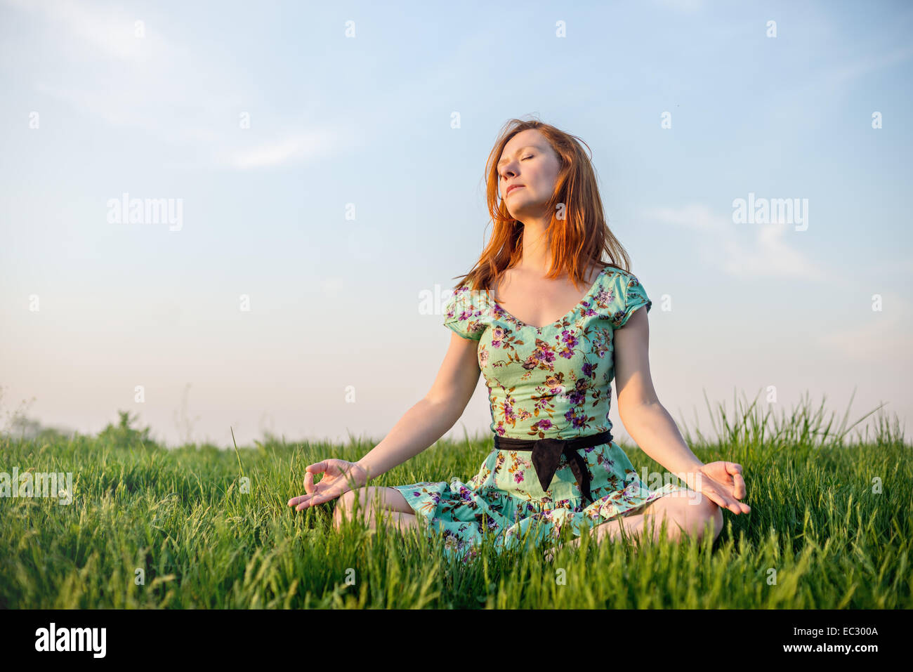 Hübsche Frau meditieren im park Stockfoto