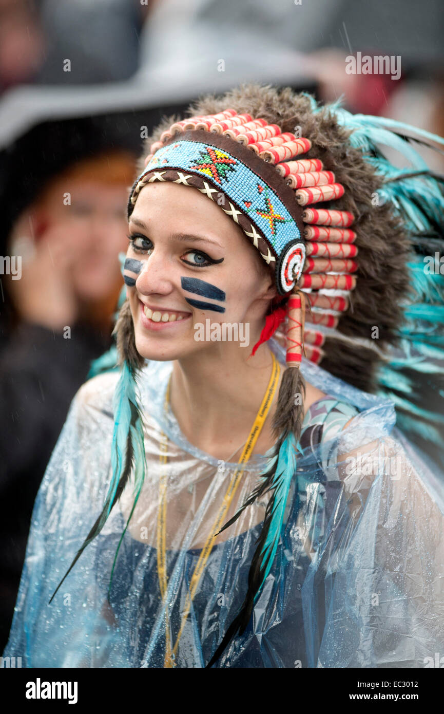 Indianischen Stil Kopfschmuck Kostüm die umstrittene beim Glastonbury Festival 2014 geworden ist Stockfoto