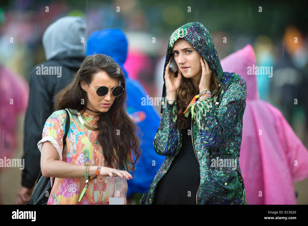 Regen, Ponchos und Mobiltelefone auf dem Glastonbury Festival 2014 Stockfoto