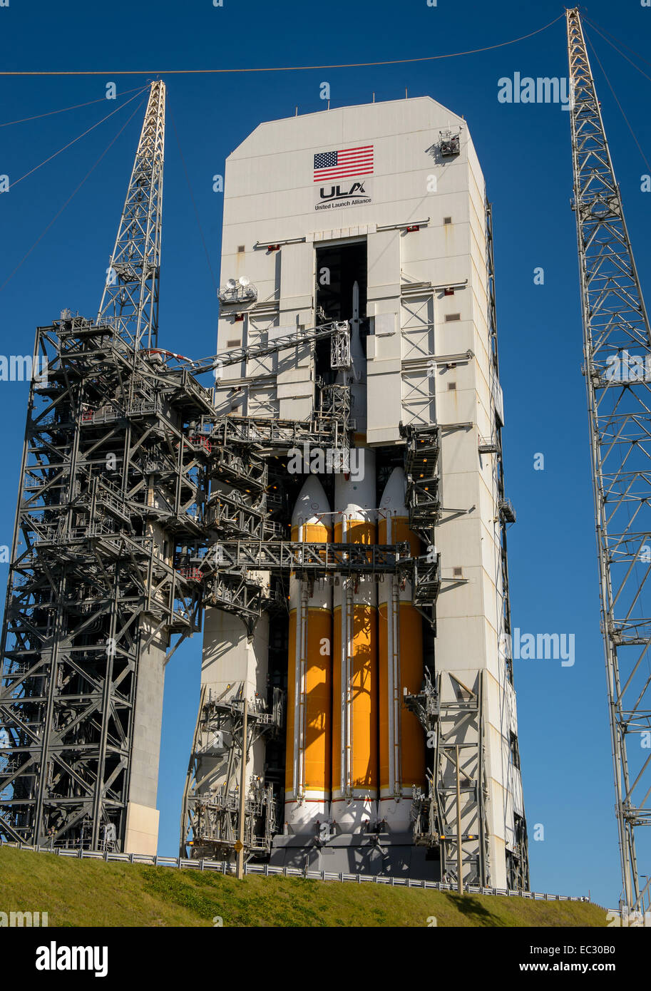 Orion-Raumsonde der NASA eine United Launch Alliance Delta IV Heavy Rakete montiert ist sichtbar im Inneren des Mobile Service Tower, wo das Fahrzeug starten Vorbereitungen, Mittwoch, 3. Dezember 2014, Cape Canaveral Air Force Station Space Launch komplexe 37, Florida unterzogen wird. Orion ist neue Raumsonde der NASA gebaut, um Menschen zu tragen, entworfen, um zu Zielen nie vor der Reise können von Menschen, darunter ein Asteroiden und Mars besucht. Stockfoto