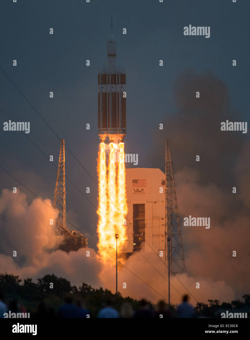 Die United Launch Alliance Delta IV Heavy Rakete mit der NASA Orion Raumfahrzeug montiert, hebt von Cape Canaveral Air Force Station Space Launch komplexe 37 am um 19:05 Uhr EST, Freitag, 5. Dezember 2014, in Florida. Das Orion-Raumschiff wird zweimal, erreichen eine Höhe von ca. 3.600 Meilen über der Erde vor der Landung im Pazifik Erdumlaufbahn. Niemand ist an Bord der Orion für diesen Flugtest, aber das Raumschiff wurde entwickelt, um uns eine Reise an Orte nie vor dem ermöglichen von Menschen, darunter ein Asteroiden und Mars besucht. Stockfoto