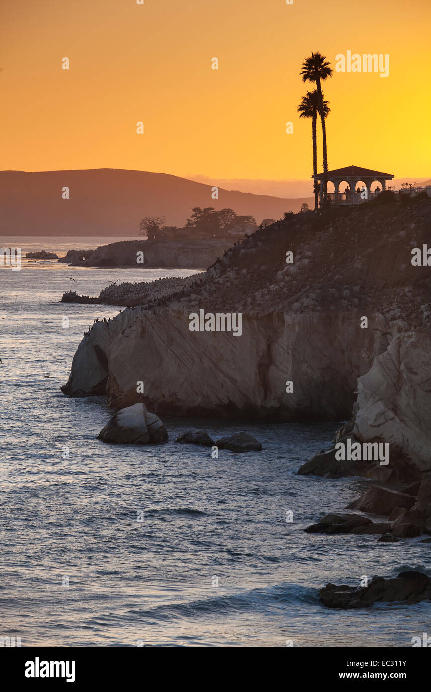 Pavillon am Ozean Bluff bei Sonnenuntergang, Margo Dodd Park, Pismo Beach, California, Vereinigte Staaten von Amerika Stockfoto