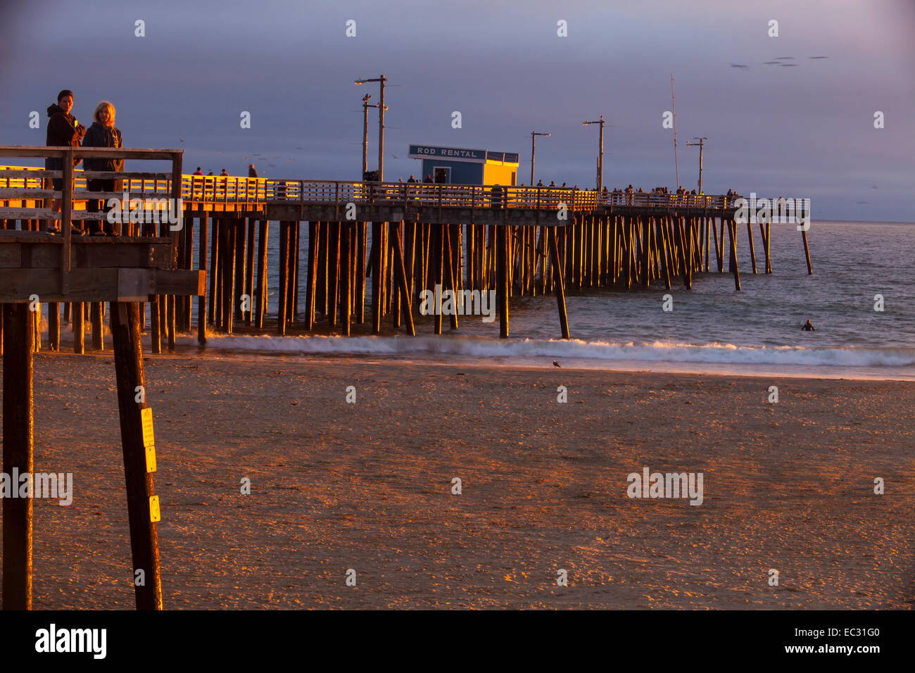 Pier bei Sonnenuntergang, Pismo Beach, Central Coast, Kalifornien, Vereinigte Staaten von Amerika Stockfoto