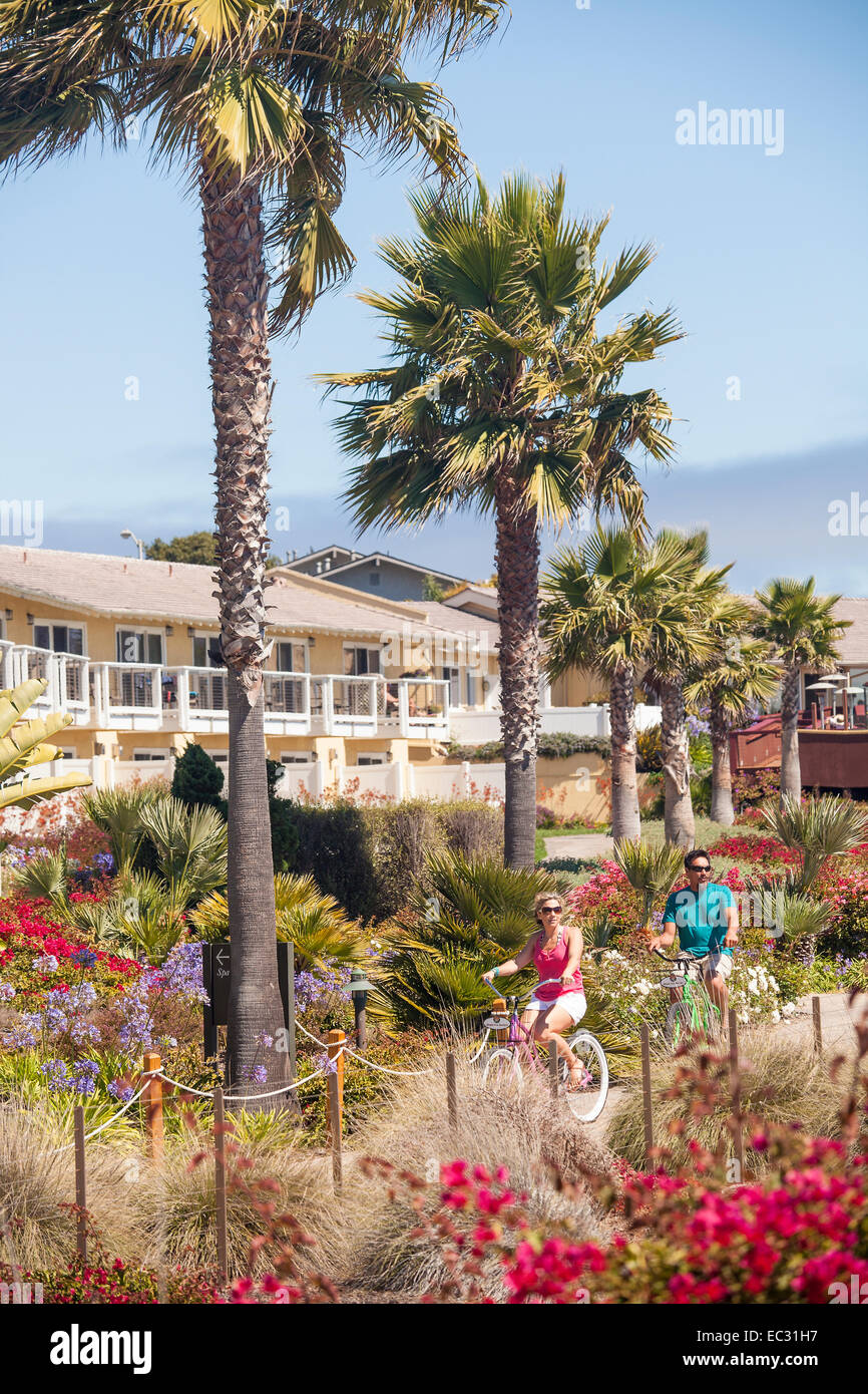 junge Erwachsene paar Fahrrad an einem schönen klaren Tag, Pismo Beach, Central Coast, California, Vereinigte Staaten von Amerika Stockfoto