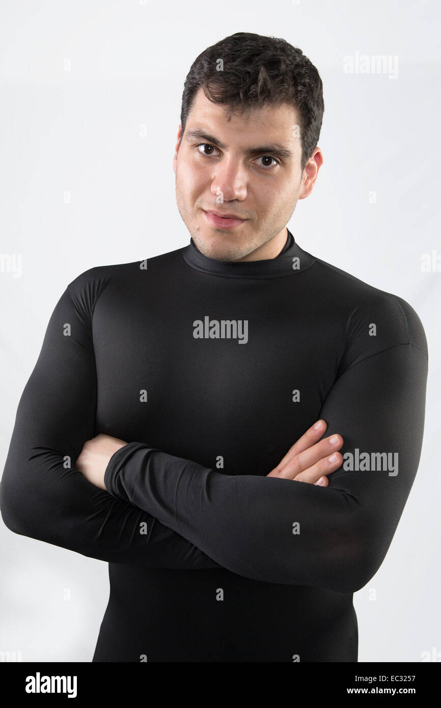junger Mann mit schwarzen Haaren tragen eng passend schwarzen Ganzkörperanzug Stockfoto