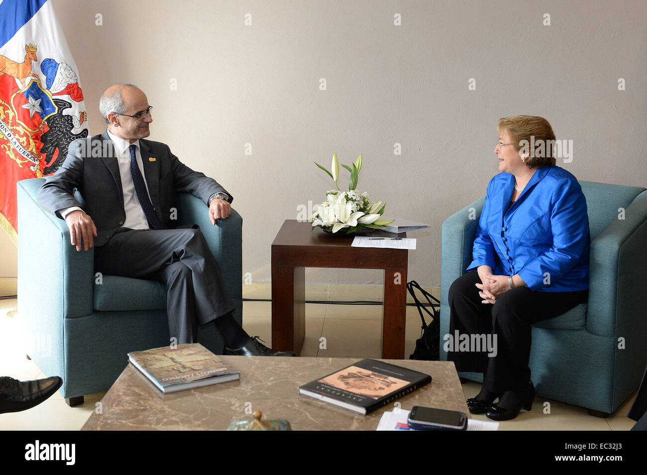 Veracruz, Mexiko. 8. Dezember 2014. Bild zur Verfügung gestellt von Chiles Präsidentschaft zeigt Chilean President Michelle Bachelet (R) Begegnung mit Chef der Regierung von Andorra Antoni Marti im Rahmen der 24. iberoamerikanischen Gipfel 2014 in Veracruz, Mexiko, am 8. Dezember 2014. Die 24. iberoamerikanischen Gipfel 2014 wurde in Veracruz am 8. Dezember und 9 statt. © Alex Ibanez/Chiles Präsidentschaft/Xinhua/Alamy Live-Nachrichten Stockfoto