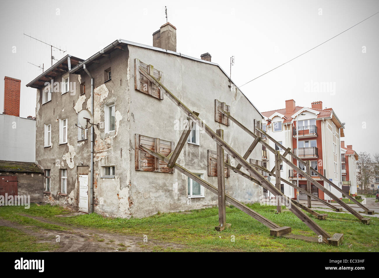 Holzkonstruktion Gebäudewand vor dem Kollaps zu verhindern. Stockfoto