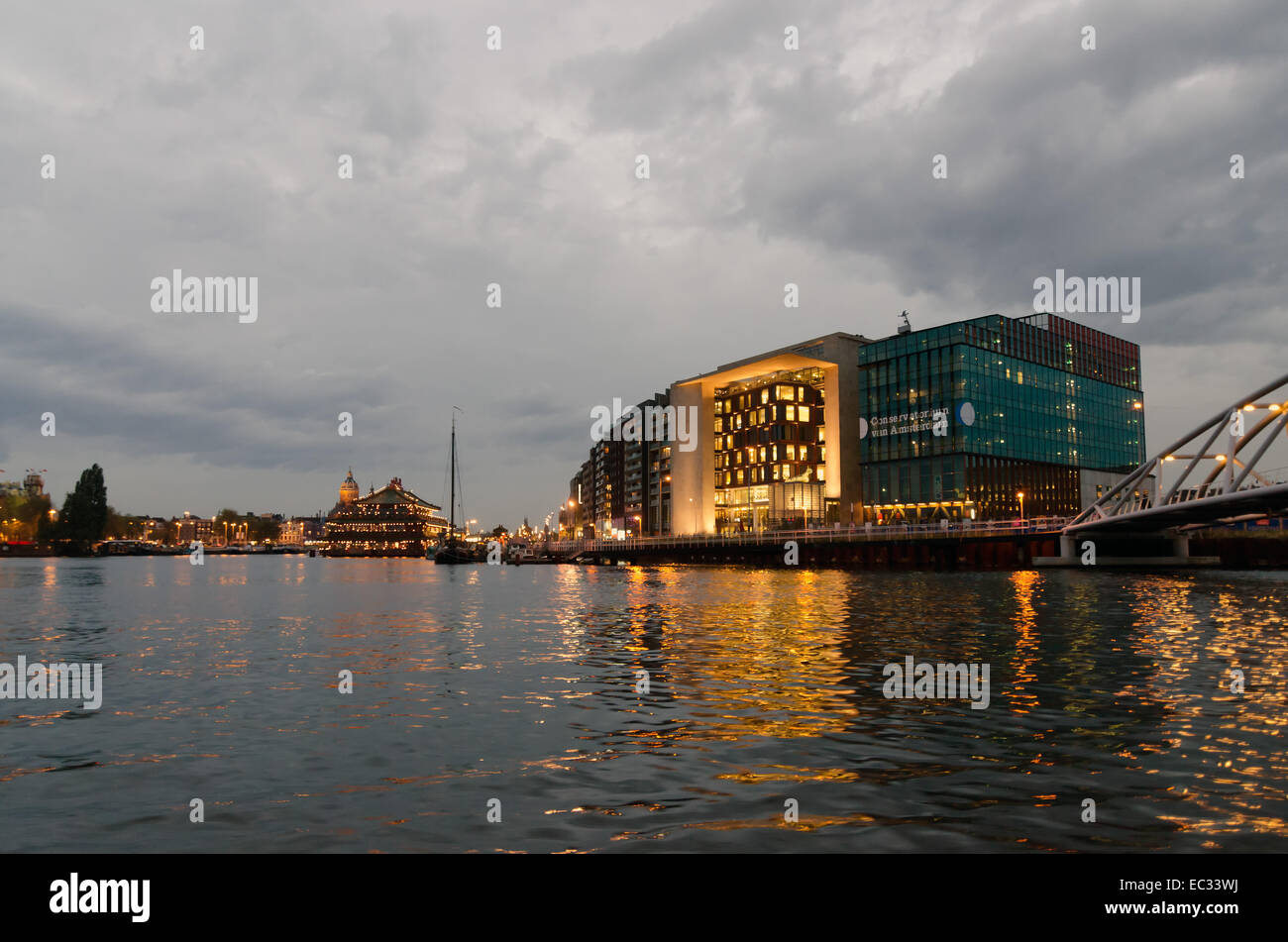 -22. Oktober 2013: Grachten am 22. Oktober 2013 in Amsterdam. Amsterdam, die niederländische Hauptstadt hat mehr als 1 h Stockfoto