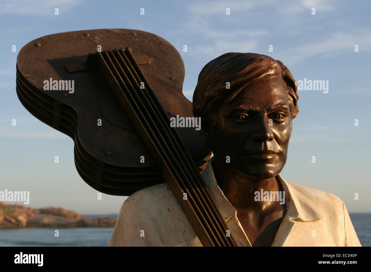 Rio De Janeiro, Brasilien. 8. Dezember 2014. Die Statue des brasilianischen Musiker Tom Jobim wurde heute, am 20. Jahrestag seines Todes, am Strand von Ipanema eingeweiht. Bildnachweis: Maria Adelaide Silva/Alamy Live-Nachrichten Stockfoto