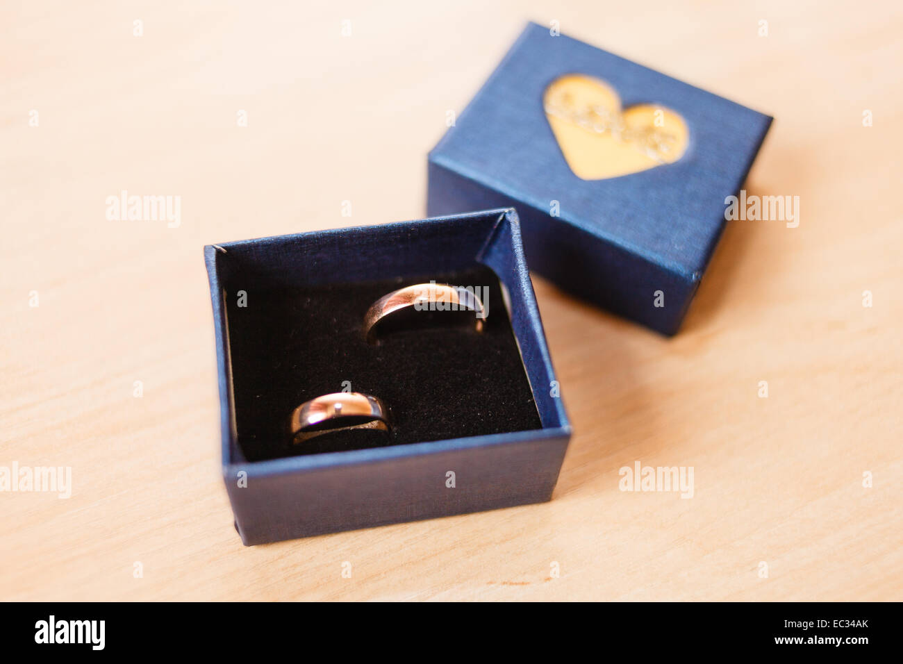 Trauringe in einer Box auf Tabelle. Hochzeit-Elemente Stockfoto