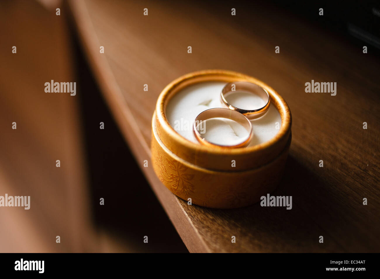Trauringe in einer Box auf Tabelle. Hochzeit-Elemente Stockfoto