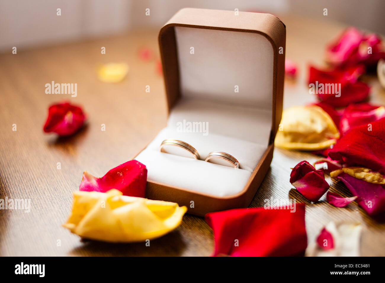 Trauringe in einer Box auf Tabelle. Hochzeit-Elemente Stockfoto
