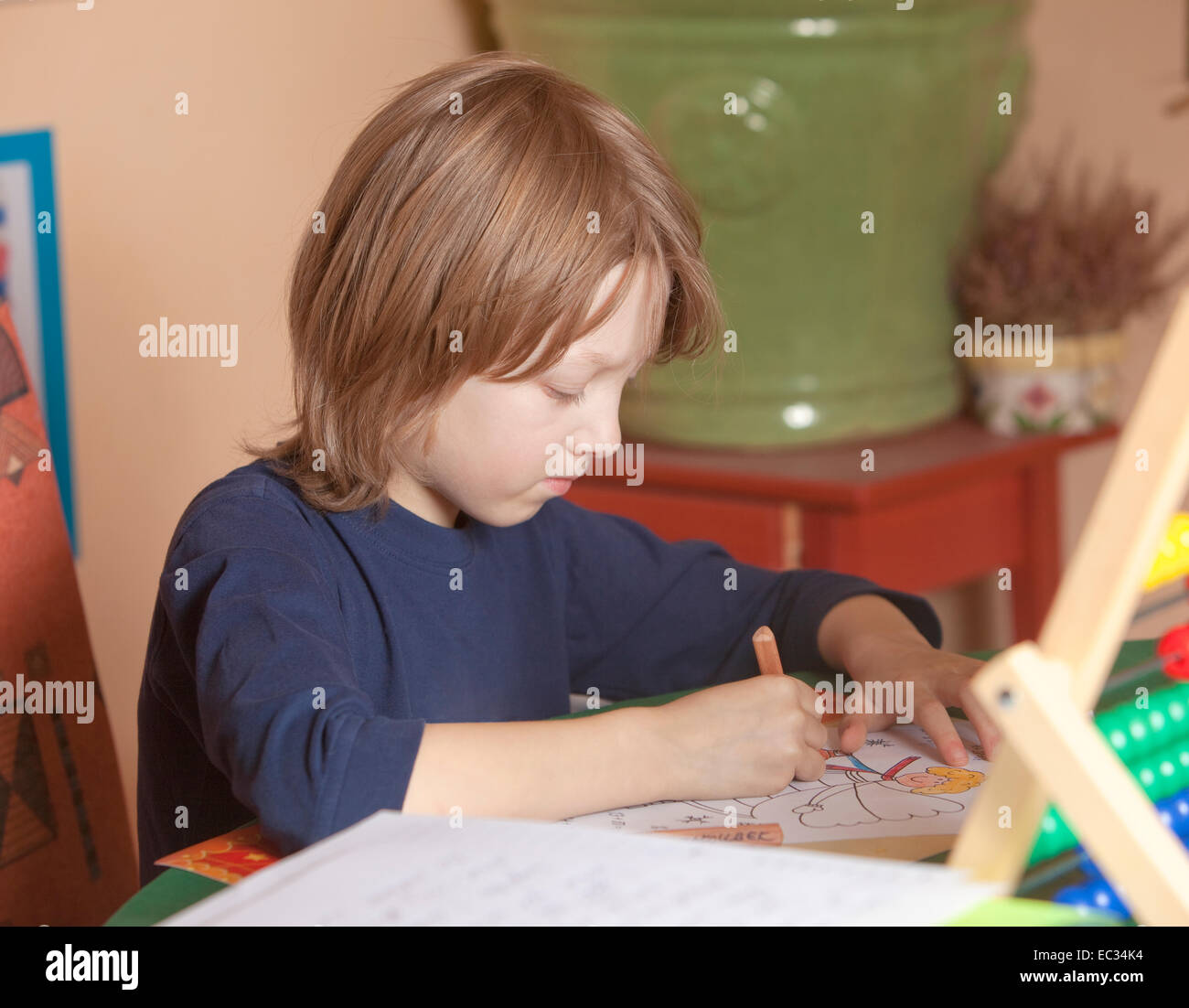 Jungen auf seine Hausaufgaben zu Hause arbeiten Stockfoto