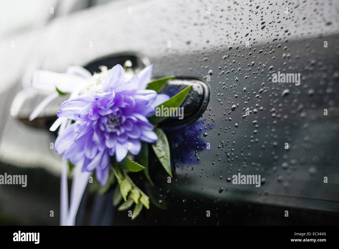 Hochzeitsblumen am Türgriff. Stockfoto