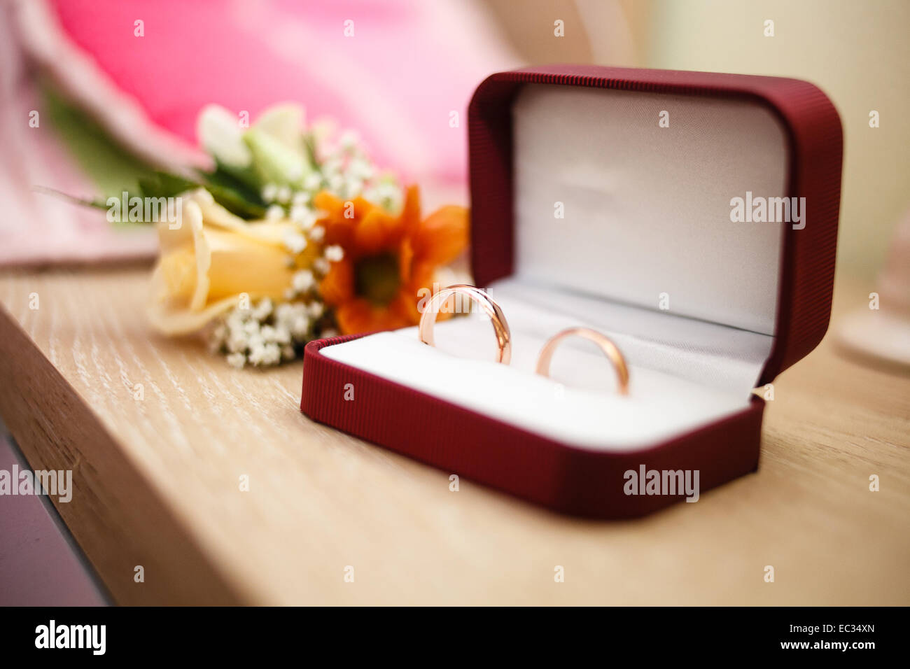 Trauringe in einer Box auf Tabelle. Hochzeit-Elemente Stockfoto