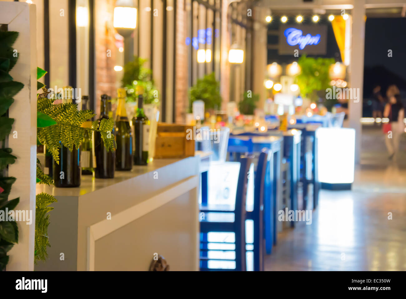 Weichzeichnen Sie Hintergrund. Die romantische Nacht Restaurant. Stockfoto