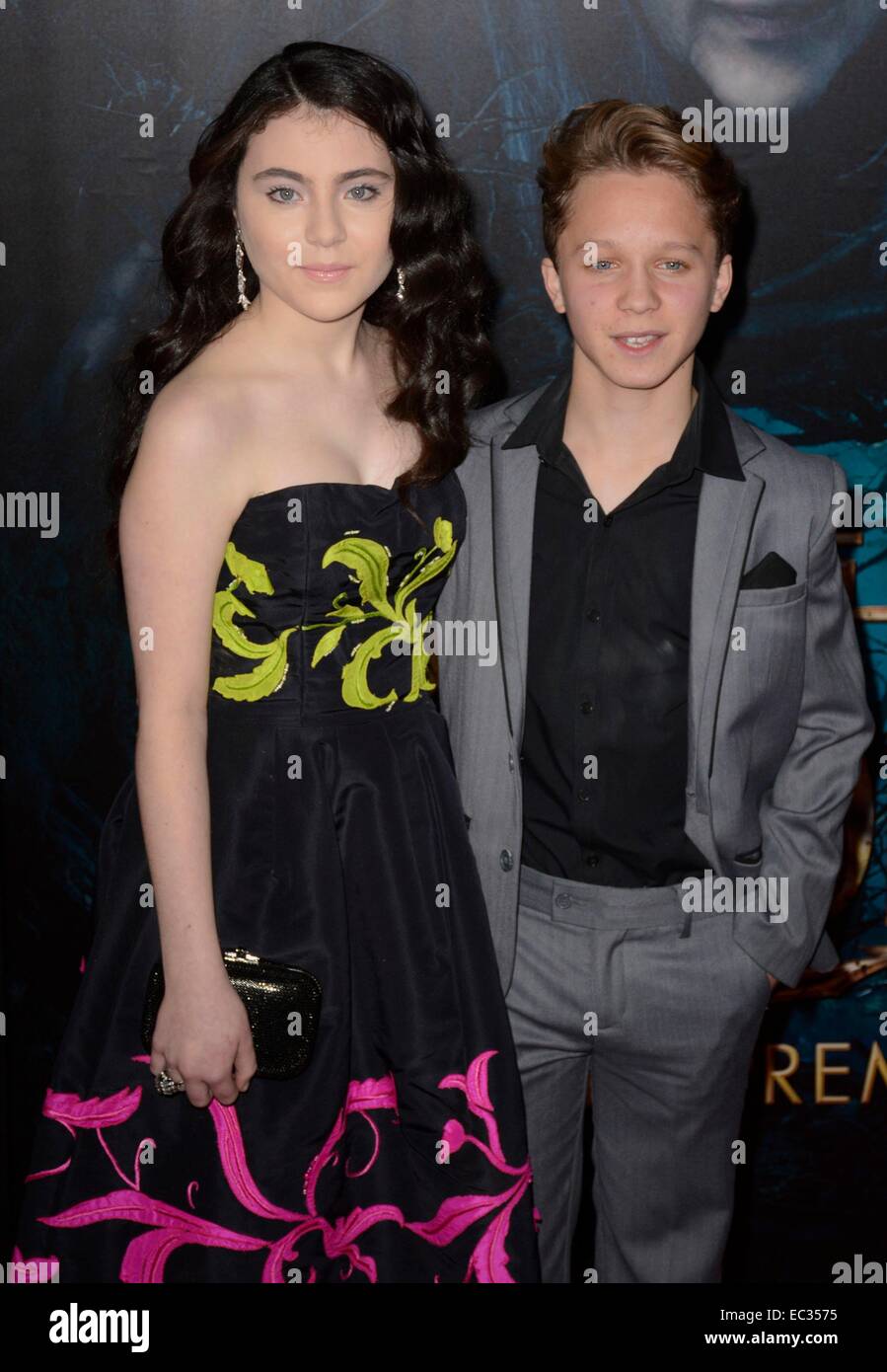 New York, NY, USA. 8. Dezember 2014. Lilla Crawford, Daniel Huttlestone im Ankunftsbereich für in THE WOODS Weltpremiere, The Ziegfeld Theatre, New York, NY 8. Dezember 2014. Bildnachweis: Derek Sturm/Everett Collection/Alamy Live-Nachrichten Stockfoto