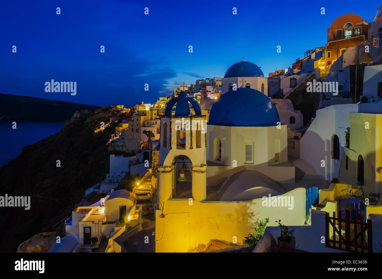 Oia Santorini in der Nacht, Stockfoto