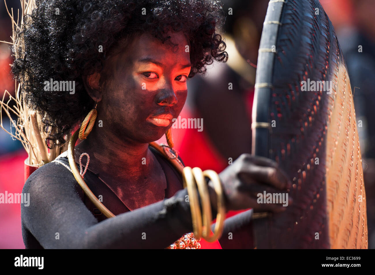Gekleidet wie eine gebürtige Aeta indigene Person Sinulog Straße Tänzerin Stockfoto