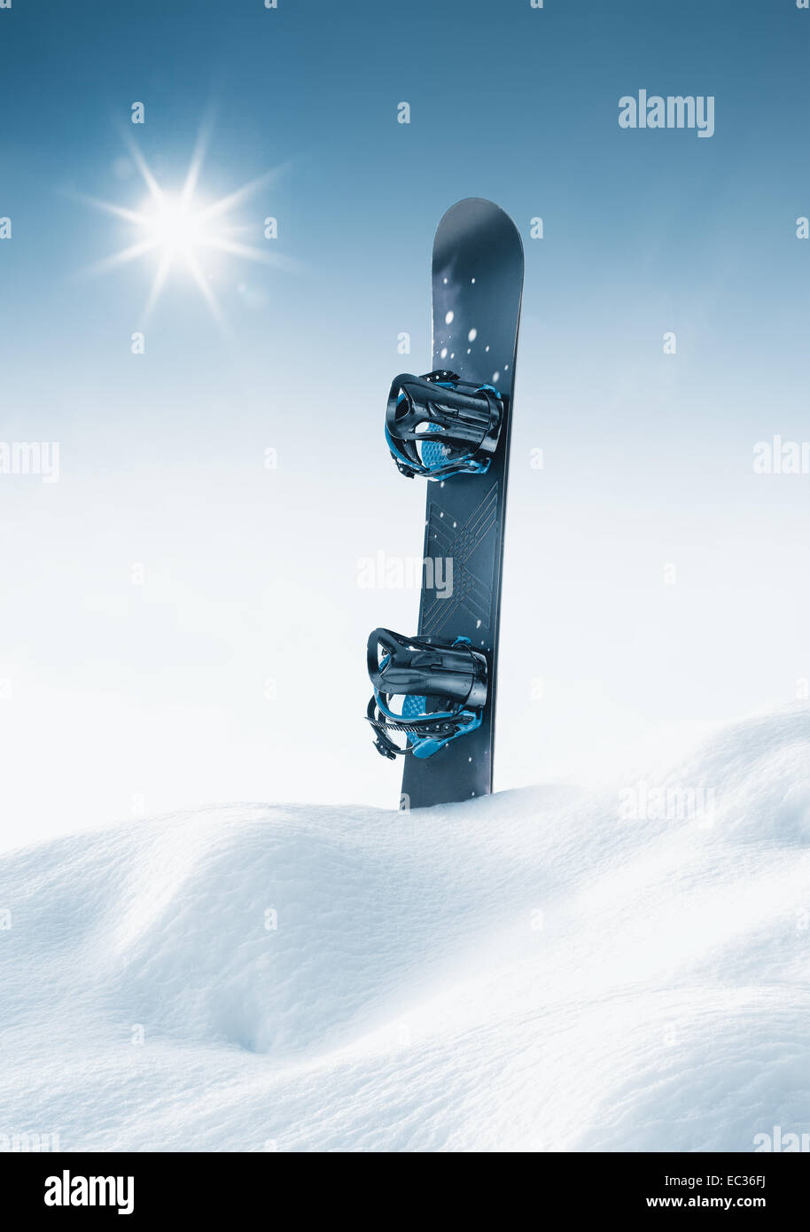 Blick auf schöne blaue Snowboard im Winter Umgebung Stockfoto