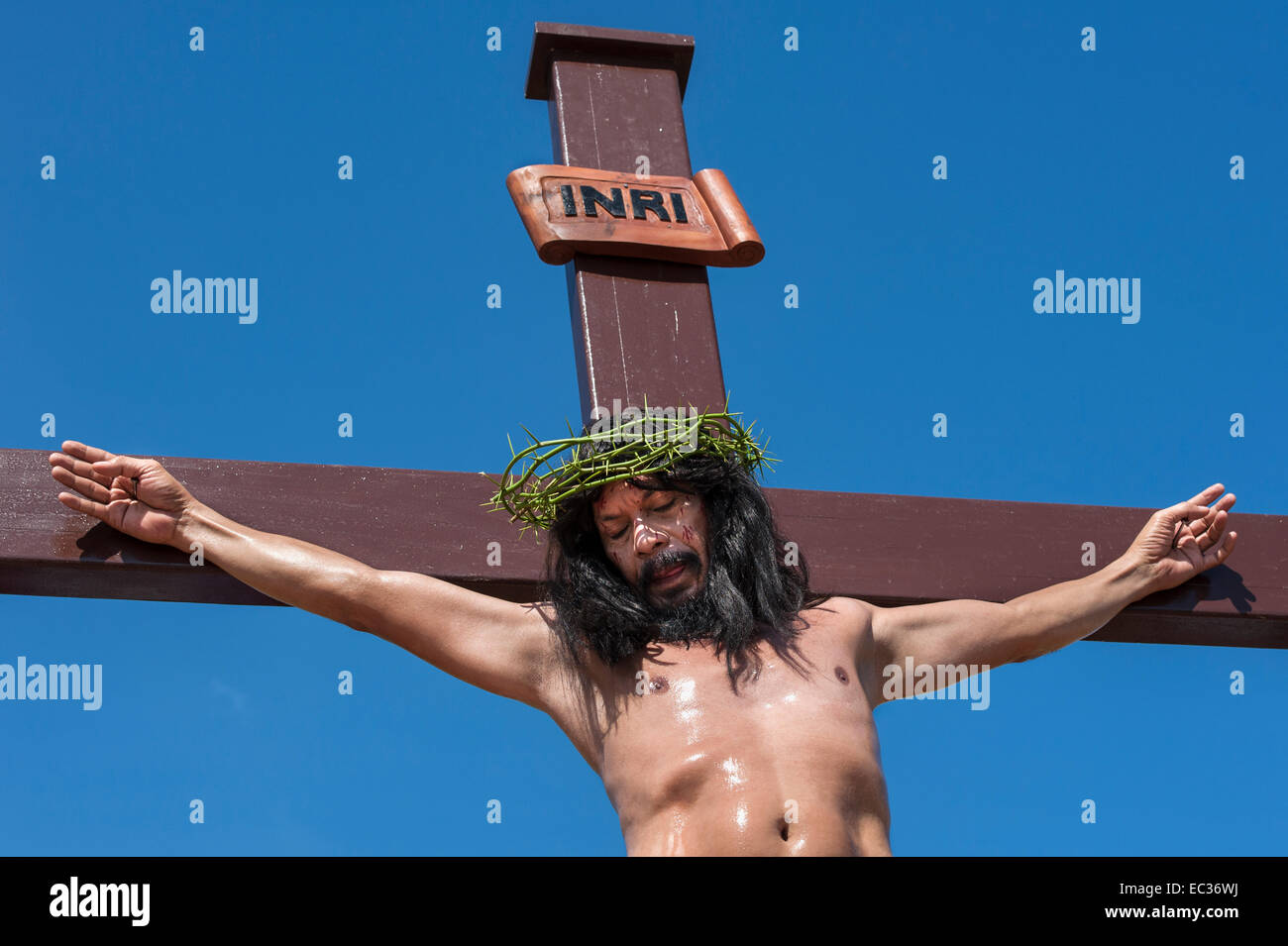 Menschlichen Kreuzigung - Gilbert Bargayo an ein Kreuz genagelt Stockfoto