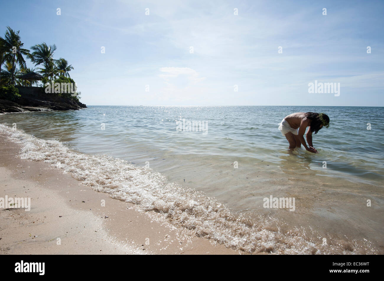 Menschlichen Kreuzigung - Gilbert Bargayo waschen seine Wunden im Salzwasser Stockfoto