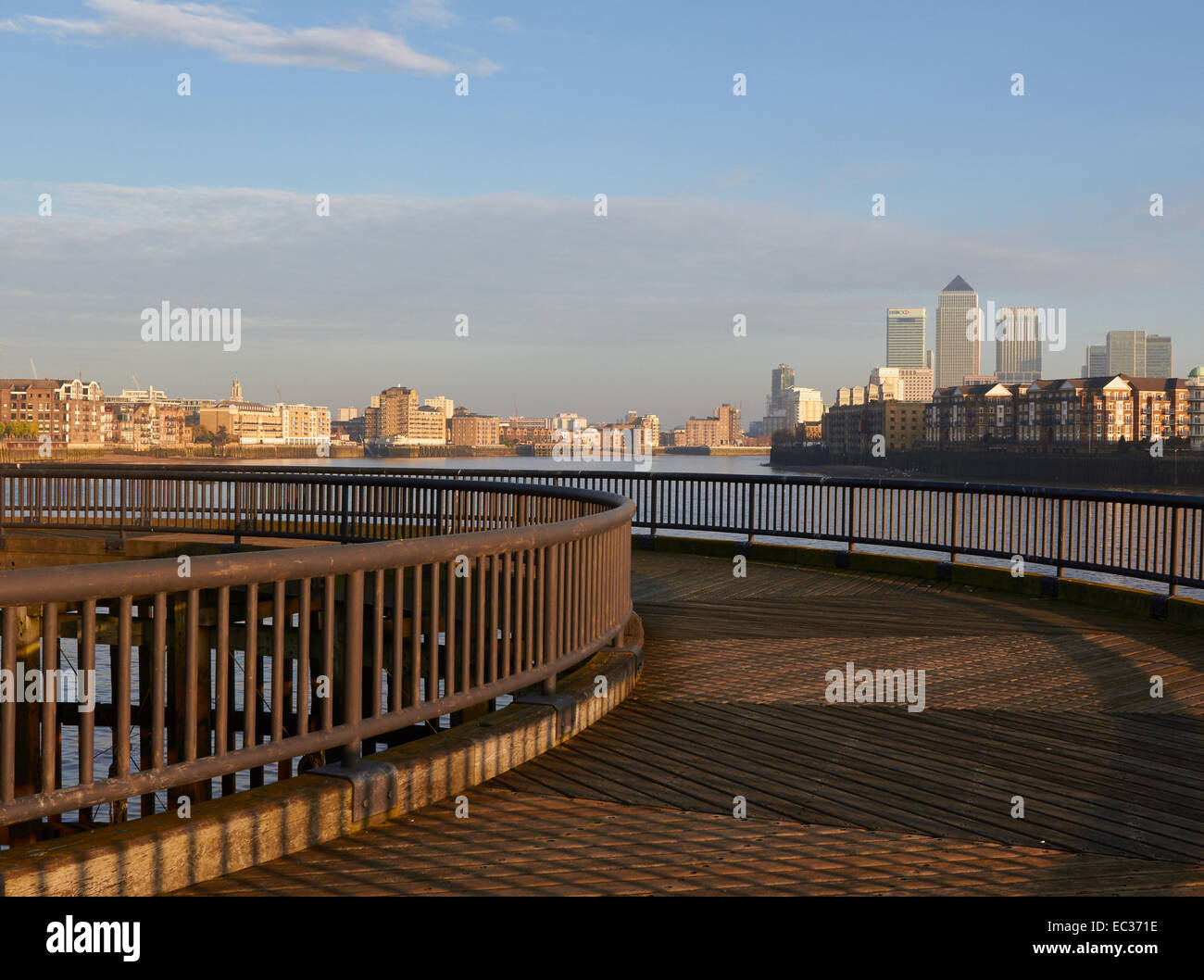 Canary Wharf und die Skyline von London aus geschwungenen Gehweg durch Themse in der Dämmerung London England Europa Ost Stockfoto