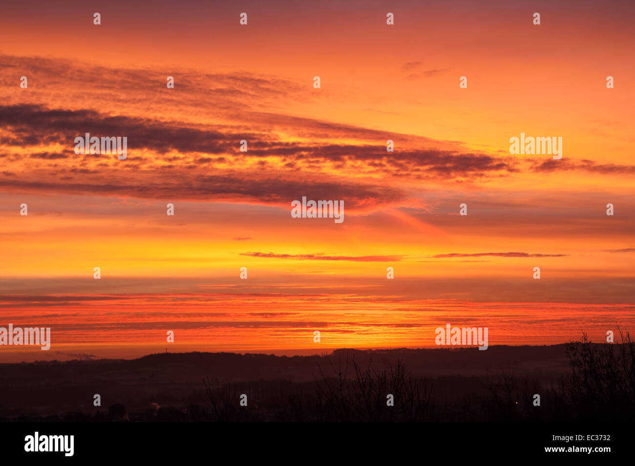 Hucknall, Nottinghamshire, UK. 9. Dezember 2014. Chiappa Sonnenaufgang über der Marktgemeinde Hucknall, sind Meteorologen sagen dies könnte die Ruhe vor dem Sturm, mit starkem Wind und Regen noch in dieser Woche. Bildnachweis: IFIMAGE/Alamy Live-Nachrichten Stockfoto