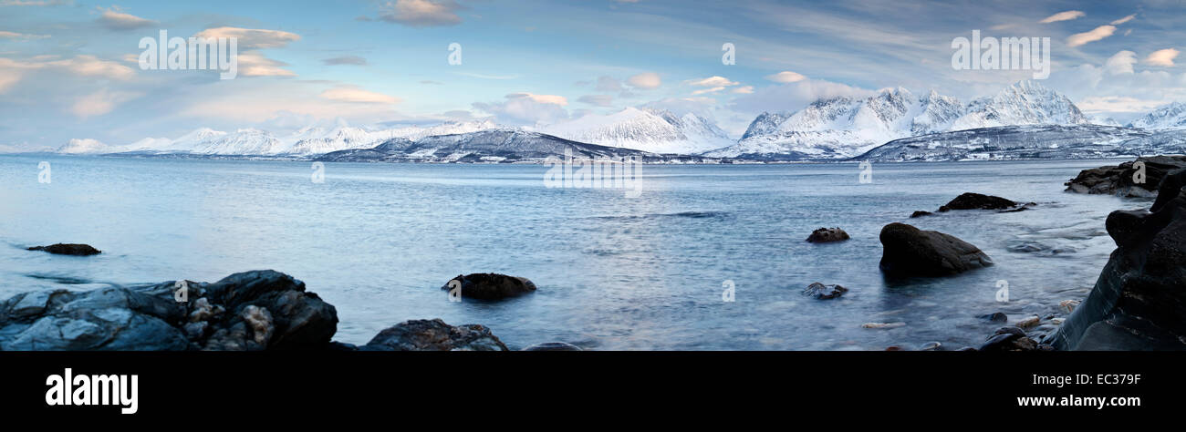 Küste bei oldervik, ullsfjorden, oldervik, Tromso, Norwegen Stockfoto