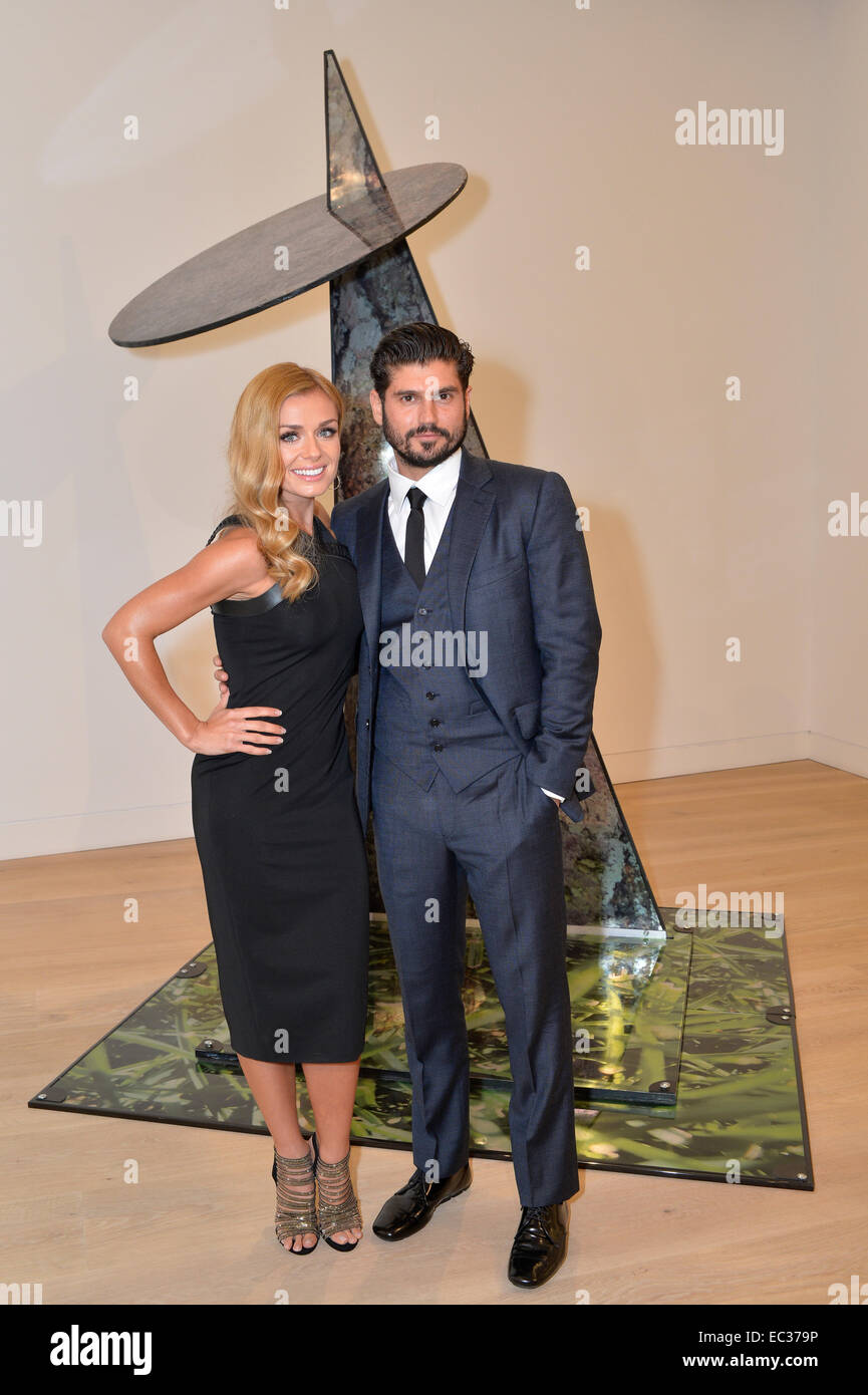 Künstler und Fotograf Andrew Levitas und seine Frau, klassische Sängerin Katherine Jenkins in Philipps Gallery in London. Stockfoto